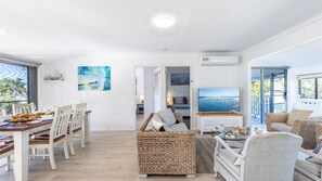 TV - Blue Waters  7 Cook St - Dog Friendly and Water Views (Salamander Bay)