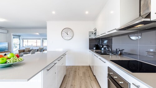 Blue Waters  7 Cook St - Dog Friendly and Water Views