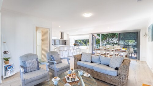 Blue Waters  7 Cook St - Dog Friendly and Water Views
