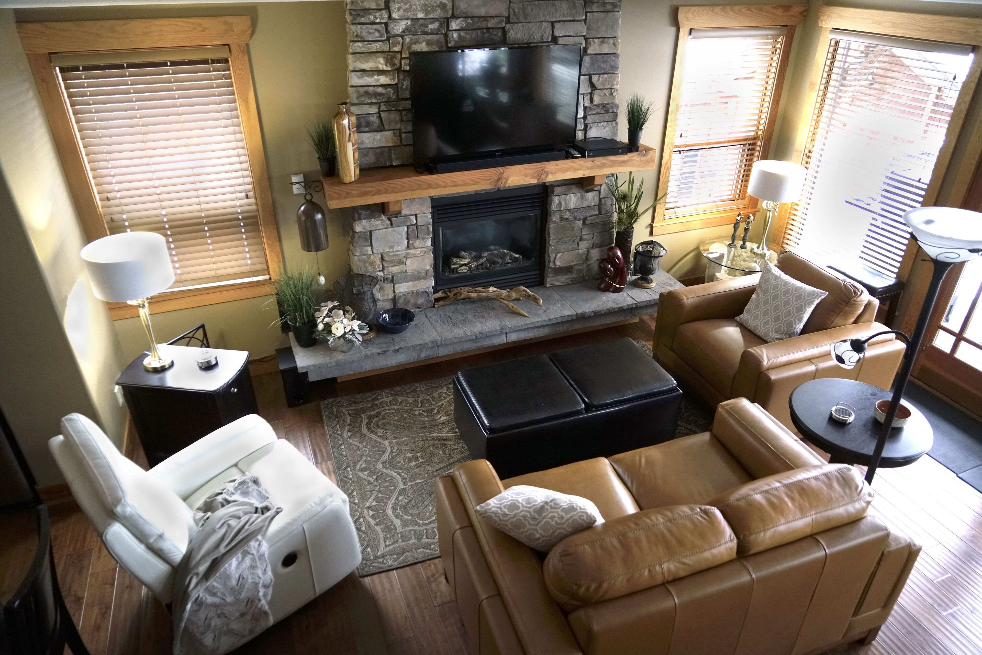 1st. CLASS Waterfront RESORT: Pool / Hot Tub / Clubhouse / Boat Moorage / Patios