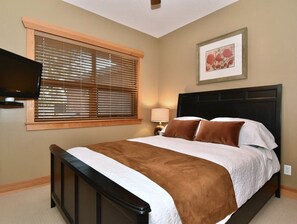 Bedroom #2 (top floor). The wood trim and blinds are throughout the lodge.  - 1st. CLASS Waterfront RESORT: Pool / Hot Tub / Clubhouse / Boat Moorage / Patios (Blind Bay)