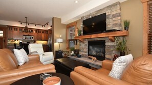 Natural gas fireplace, 50" TV, cable (extra channels), PVR & Apple TV too - 1st. CLASS Waterfront RESORT: Pool / Hot Tub / Clubhouse / Boat Moorage / Patios (Blind Bay)