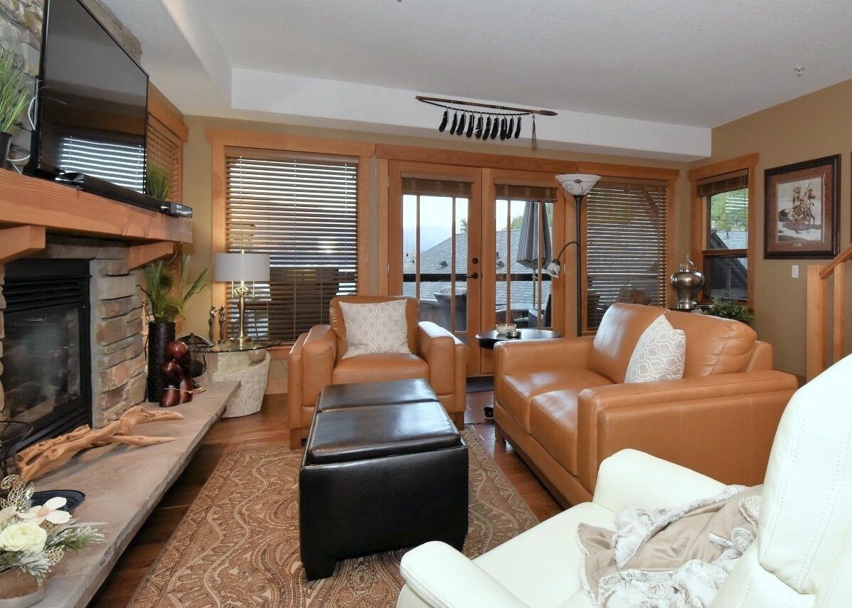 1st. CLASS Waterfront RESORT: Pool / Hot Tub / Clubhouse / Boat Moorage / Patios