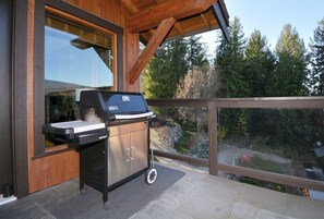 Natural gas BBQ; fire extinguisher, BBQ utensils & wares are inside the cabinet. - 1st. CLASS Waterfront RESORT: Pool / Hot Tub / Clubhouse / Boat Moorage / Patios (Blind Bay)