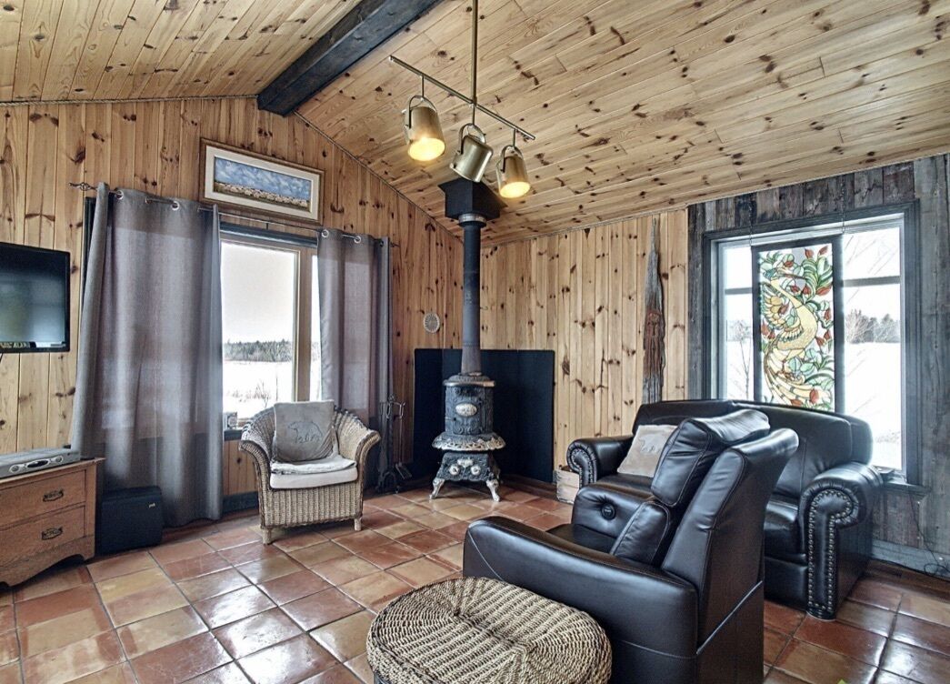 Smart TV, fireplace, DVD player, books