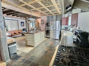 ثلاجة، ميكروويف، فرن، موقد طهي مسطح