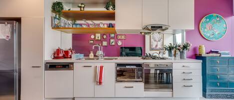 Kühlschrank, Mikrowelle, Ofen, Herdplatte