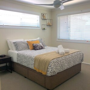 2 quartos, escrivaninha, ferros/tábuas de passar roupa