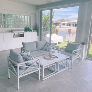 Smart-TV, DVD-Player, Tischtennisplatte, Bücher