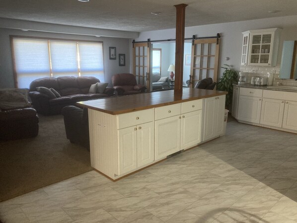 Smart TV, fireplace - 4 bedroom home within 60 miles of the Upper Peninsula's major attractions (Engadine)