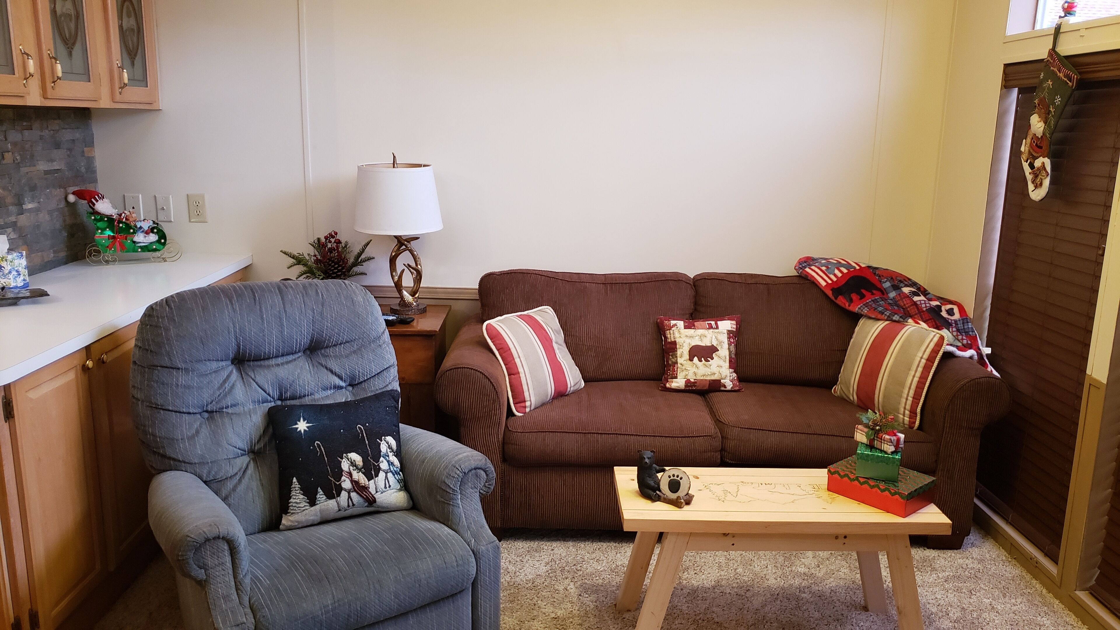 Year Round Access in town Bungalow, Hot Tub, Fire Pit and Extra Parking     