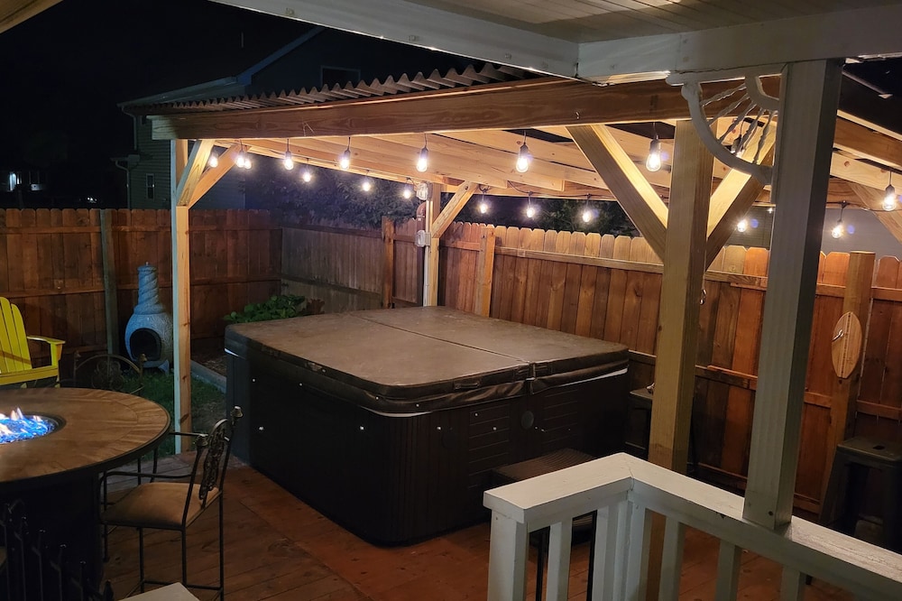 Year Round Access in town Bungalow, Hot Tub, Fire Pit and Extra Parking