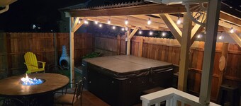 Year Round Access in town Bungalow, Hot Tub, Fire Pit and Extra Parking     