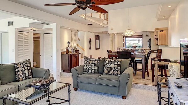Smart TV, books - Lovely 2 br 3 bath Isla Del Sol -Sleeps 6 lots of Amenities near St. Pete Beach! (St. Petersburg)