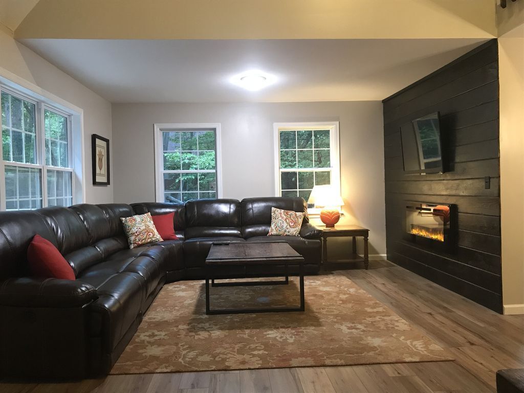 HOT TUB! Fireplace! Mtntop! 5 BDMS! 3 LEVELS OF AWESOME! Pet Friendly