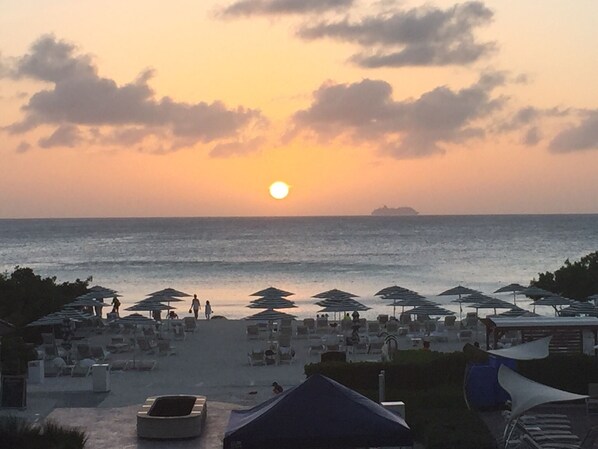 On the beach - 2 bedroom ocean front unit on palm beach Aruba (Noord)