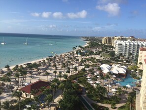 On the beach - 2 bedroom ocean front unit on palm beach Aruba (Noord)