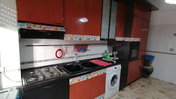 Kühlschrank, Mikrowelle, Ofen, Wasserkocher mit Kaffee-/Teezubehör