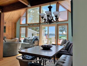 Een televisie, een dvd-speler en een stereo