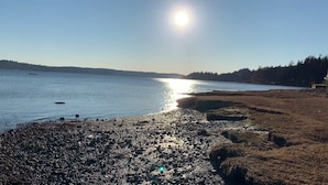 A beach with pebbles and a clear sky. - Hood Canal "Seaside Chalet". Beautifully updated and decorated.  Lovely setting! (Belfair)
