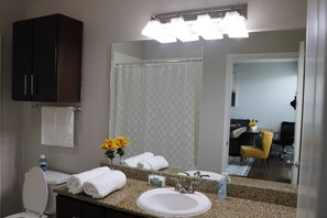 Combinazione doccia/vasca, asciugacapelli, asciugamani, sapone