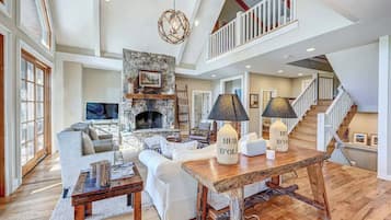 Smart TV, caminetto, videogiochi, libri