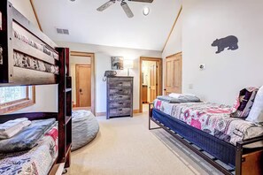 5 chambres, fer et planche à repasser, lit de bébé portatif