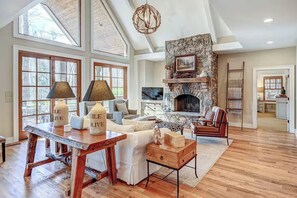 Smart TV, chimenea, videojuegos y libros