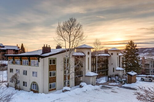 Fall Line Flat, Updated Ski in/Ski out Property, Hot Tub
