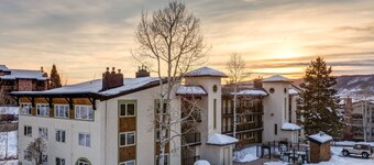 Fall Line Flat, Updated Ski in/Ski out Property, Hot Tub