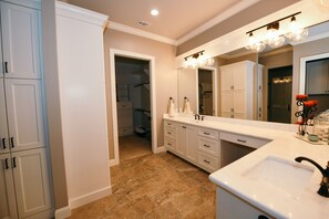 Combined shower/bathtub, hair dryer, towels, soap - Remodeled Aggieland Historic Home/Gameday Retreat (College Station)