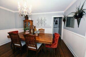 Dining - Remodeled Aggieland Historic Home/Gameday Retreat (College Station)