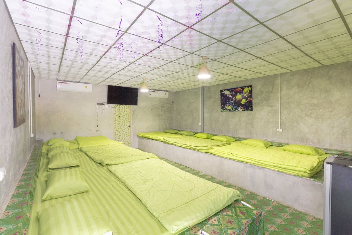 Habitación familiar, varias camas | Minibar, wifi gratis, ropa de cama