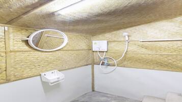 Cottage | Bathroom | Shower, hair dryer, towels, soap