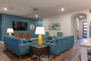 TV connectée, jeux vidéo, baby-foot, chaîne hi-fi