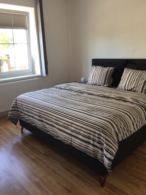 3 bedrooms, desk, iron/ironing board, free WiFi