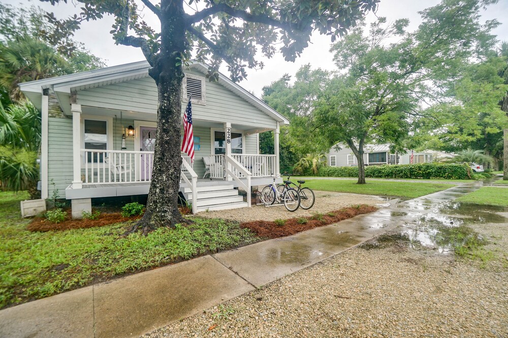 Charming Forgotten Coast Cottage - Walk to Bay & Historic downtown