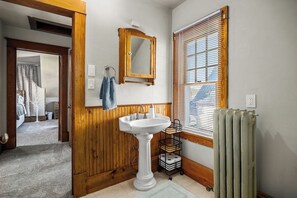 Combined shower/tub, hair dryer, towels, soap