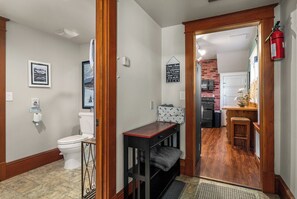 Combined shower/tub, hair dryer, towels, soap - Delightful Downtown Home One Block to Premier Hot Springs (Steamboat Springs)