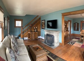 Smart TV, fireplace, DVD player