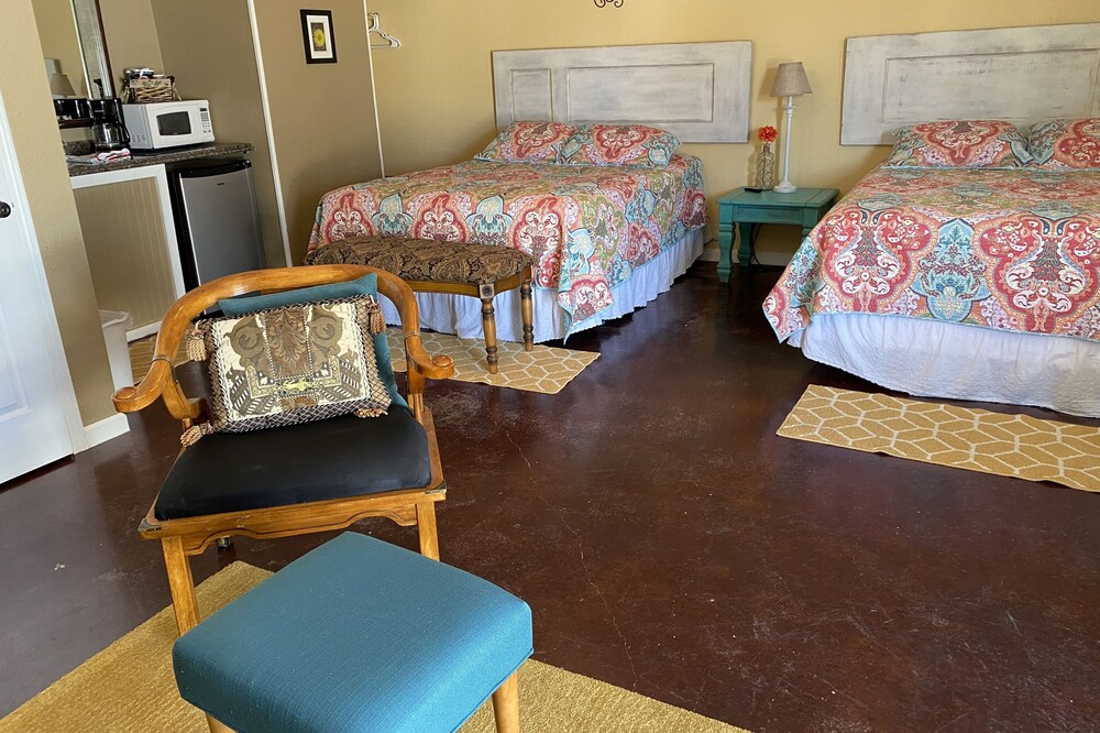 Sunflower Suite @ Wildflower Lodge
