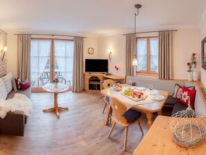 Tv och ett bordtennisbord