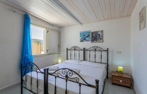 2 bedrooms, travel crib, free WiFi, bed sheets