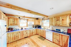 Fridge, microwave, oven, stovetop - Two-story, dog-friendly house with wood fireplace (Wardsboro)