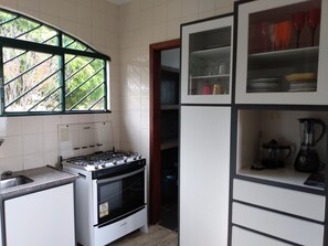 Fridge, stovetop, blender, cookware/dishes/utensils
