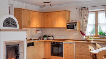 Jääkaappi, mikroaaltouuni, uuni, liesi