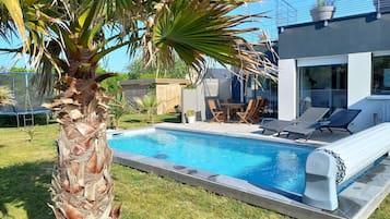 Una piscina al aire libre, una piscina climatizada