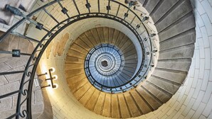 A spiral staircase with a glass enclosure at the top, surrounded by stone walls and metal railings. - 4 * vacation home between La Torche and Pors Carn with swimming pool. (Penmarch)