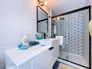 Een douche, een haardroger, handdoeken, zeep
