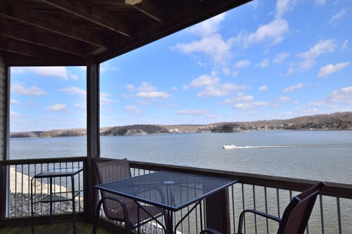 Large, Beautifully Furnished -Sleeps 12,  6 beds -2 kings & 4 queens -BLDG 10